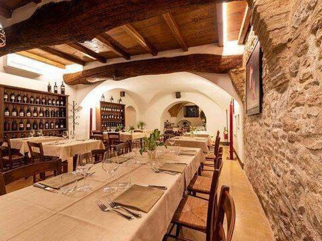 Locale Commerciale in affitto a Bevagna, Perugia