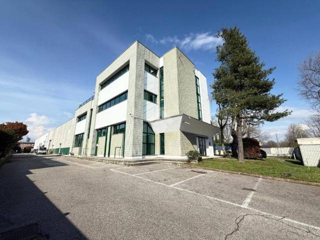 Locale Commerciale in affitto a Biassono