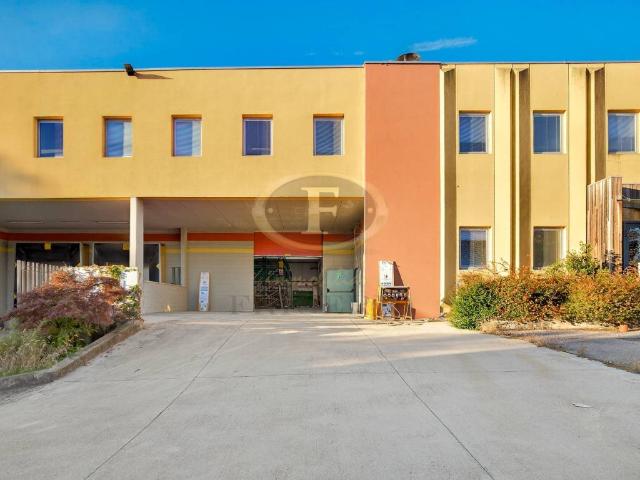 Locale Commerciale in affitto a Biassono, Lombardia