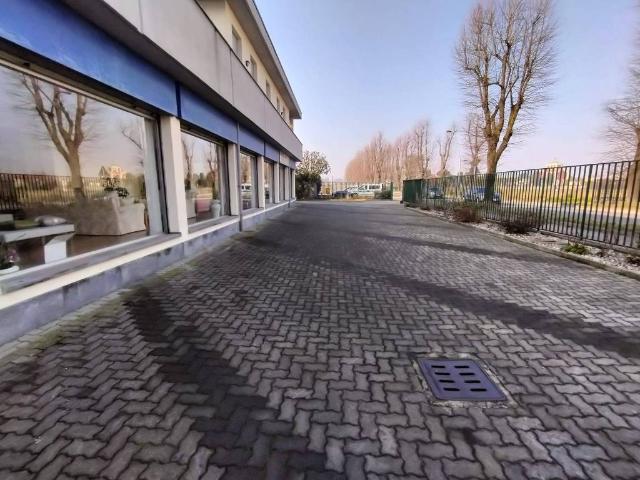 Locale Commerciale in affitto a Biassono