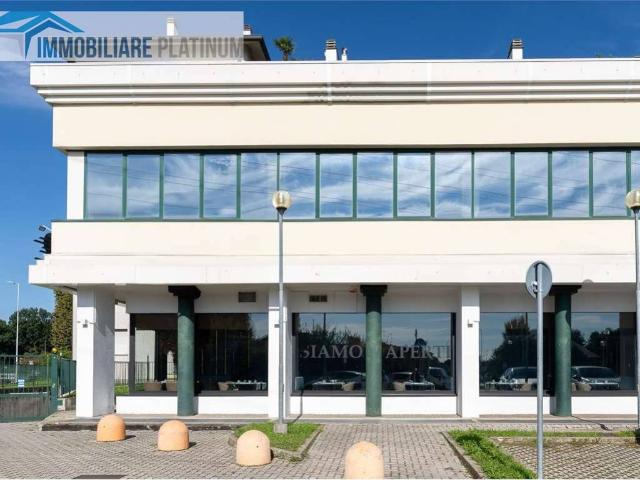 Locale Commerciale in affitto a Biassono, Lombardia