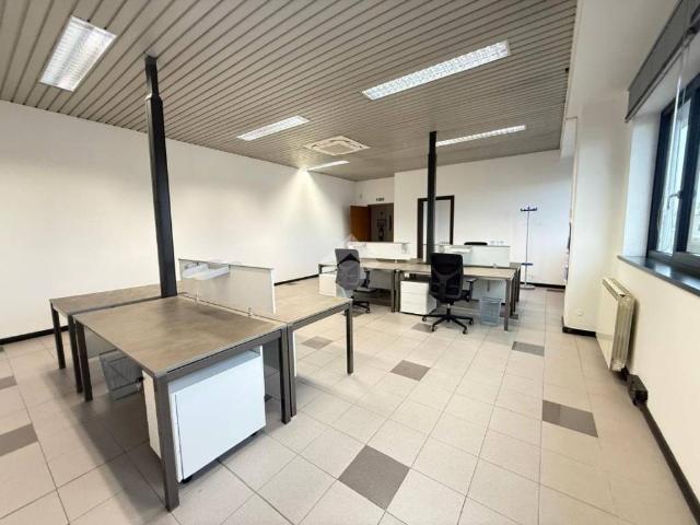 Locale Commerciale in affitto a Biassono, Lombardia