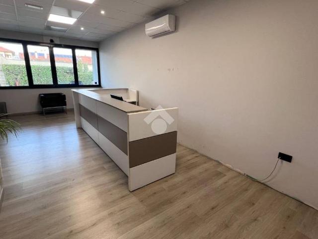 Locale Commerciale in affitto a Biassono, Lombardia
