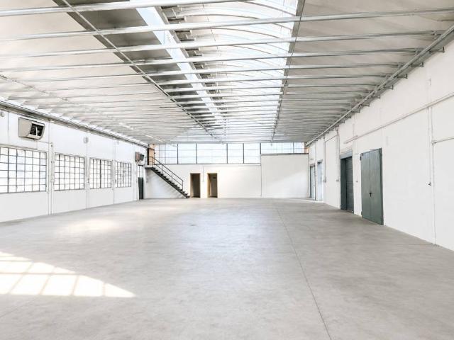 Locale Commerciale in affitto a Biassono, Lombardia
