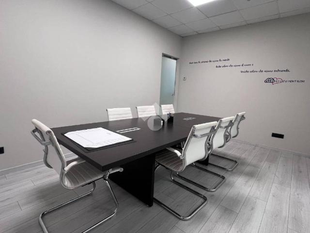 Locale Commerciale in affitto a Biassono, Lombardia