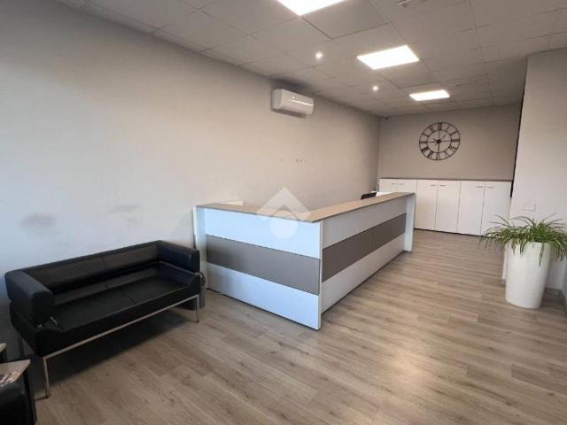 Locale Commerciale in affitto a Biassono, Lombardia