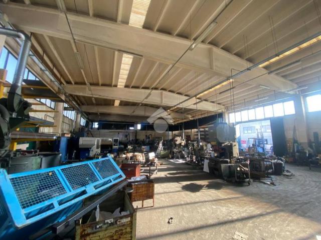 Locale Commerciale in affitto a Val d’Enza, Re