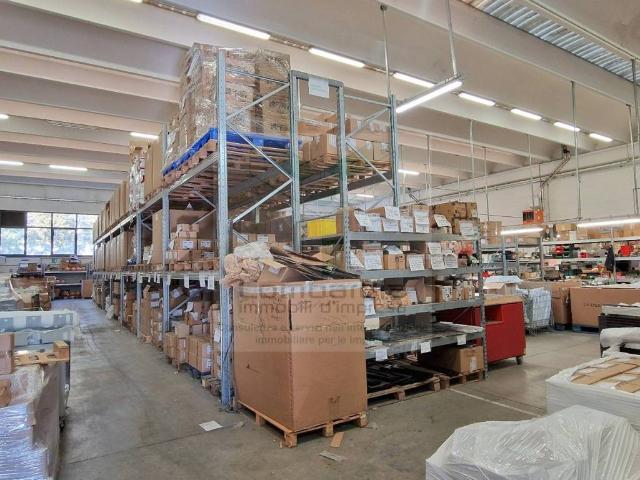Locale Commerciale in affitto a Unione dei Comuni I Fontanili, Binasco