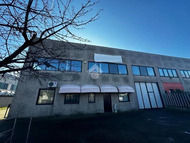 Locale Commerciale in affitto a Unione dei Comuni I Fontanili, Binasco