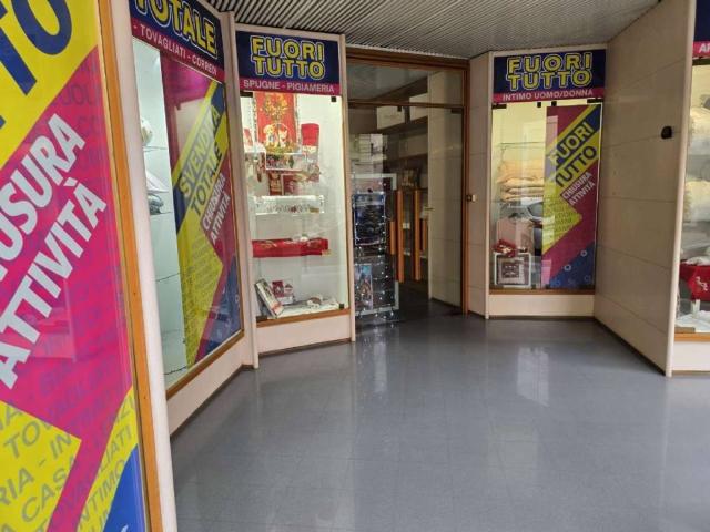Locale Commerciale in affitto a Puglia, Barletta-andria-trani
