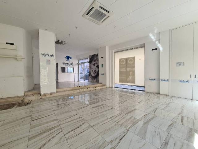 Locale Commerciale in affitto a Puglia, Barletta-andria-trani
