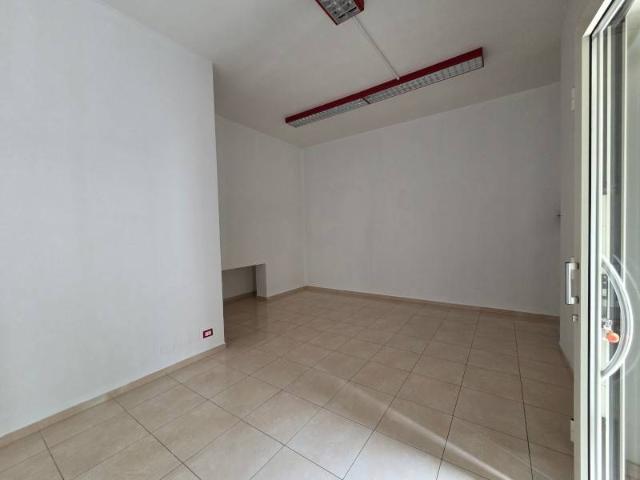 Locale Commerciale in affitto a Puglia, Bari