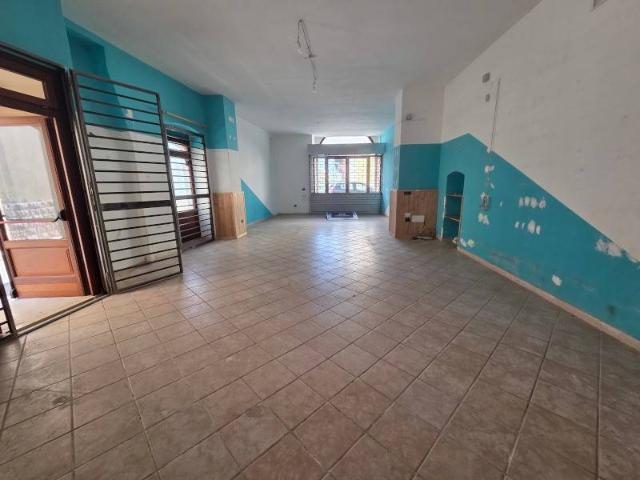 Locale Commerciale in affitto a Puglia, Bari