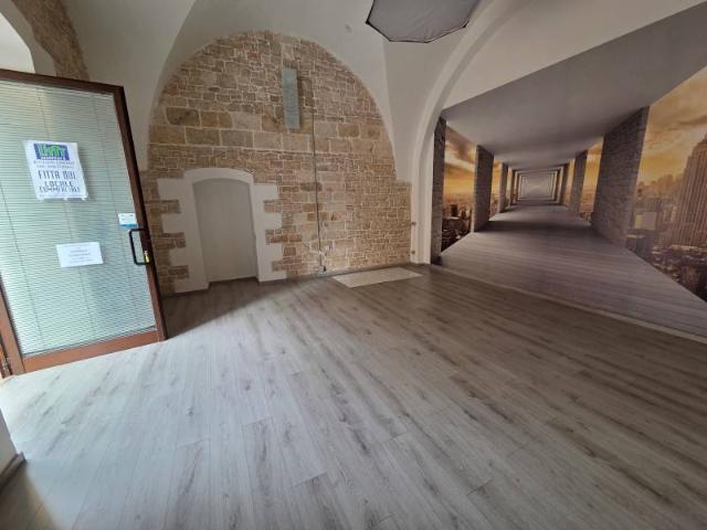 Locale Commerciale in affitto a Puglia, Bari