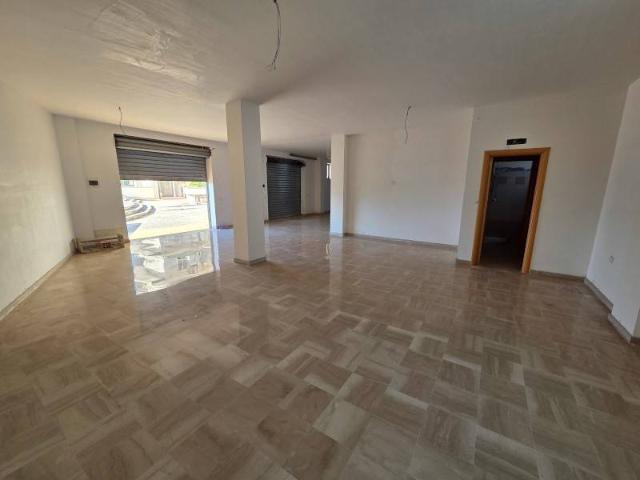 Locale Commerciale in affitto a Puglia, Bari