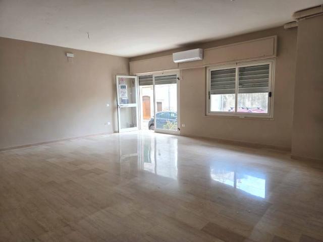 Locale Commerciale in affitto a Puglia, Bari