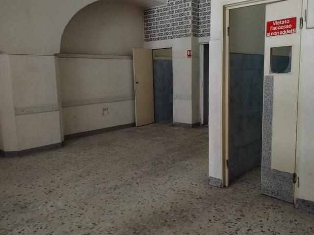 Locale Commerciale in affitto a Puglia, Bari