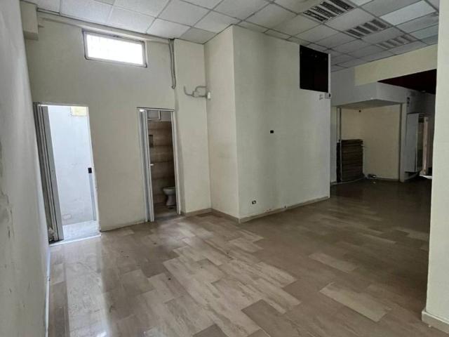 Locale Commerciale in affitto a Puglia, Bari