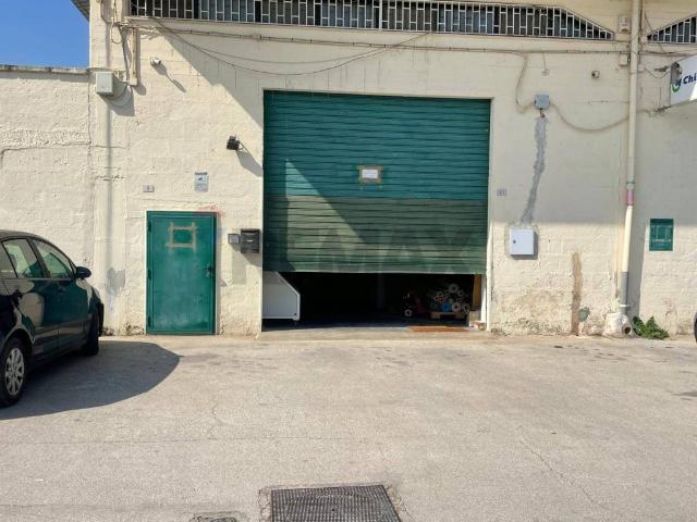 Locale Commerciale in affitto a Puglia, Bari