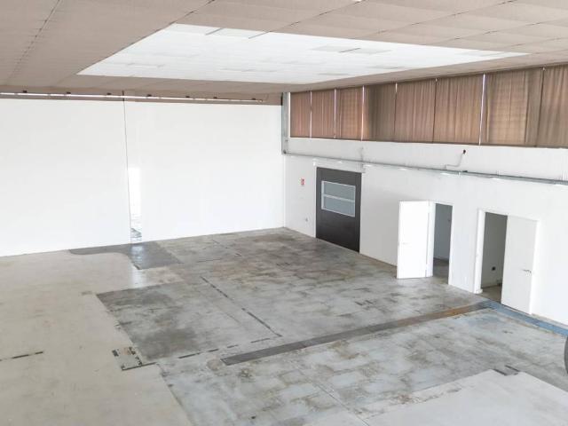 Locale Commerciale in affitto a Bodio Lomnago, Lombardia