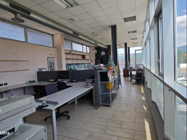 Locale Commerciale in affitto a Vezzano Ligure, Liguria