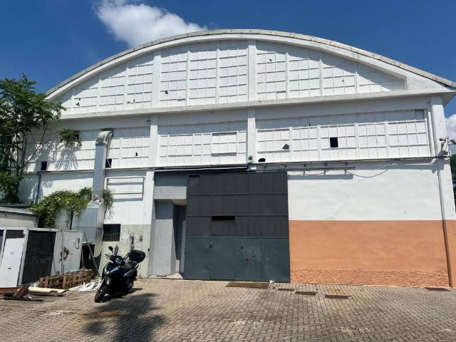 Locale Commerciale in affitto a Bollate, Madonna in Campagna