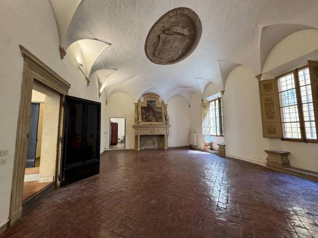 Locale Commerciale in affitto a Santo Stefano, Bologna