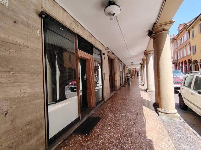 Locale Commerciale in affitto a Porto-Saragozza, Bologna