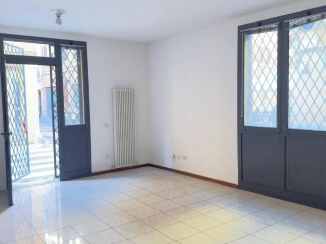 Locale Commerciale in affitto a Santo Stefano, Bologna