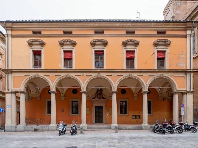 Locale Commerciale in affitto a Santo Stefano, Bologna