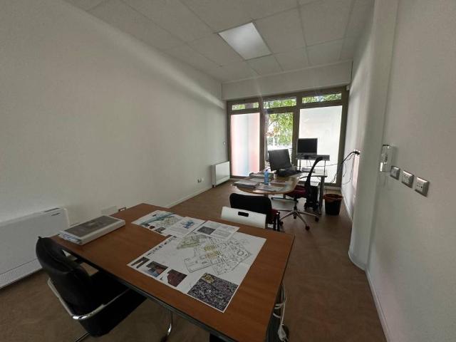Locale Commerciale in affitto a Due Madonne, Bologna