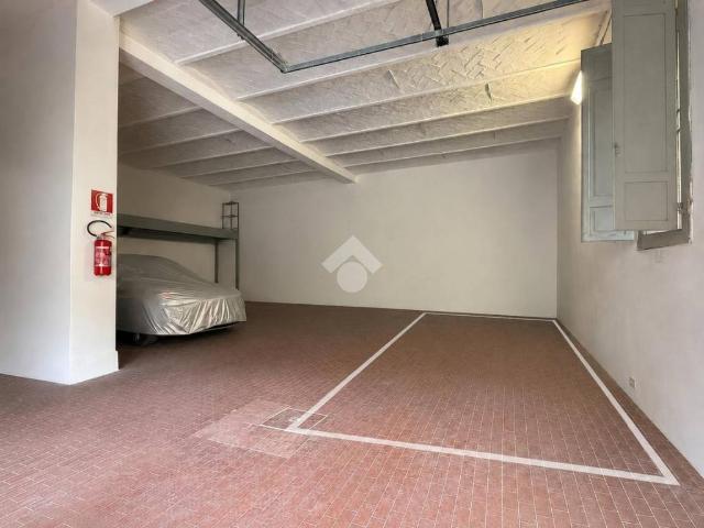 Locale Commerciale in affitto a Santo Stefano, Bologna