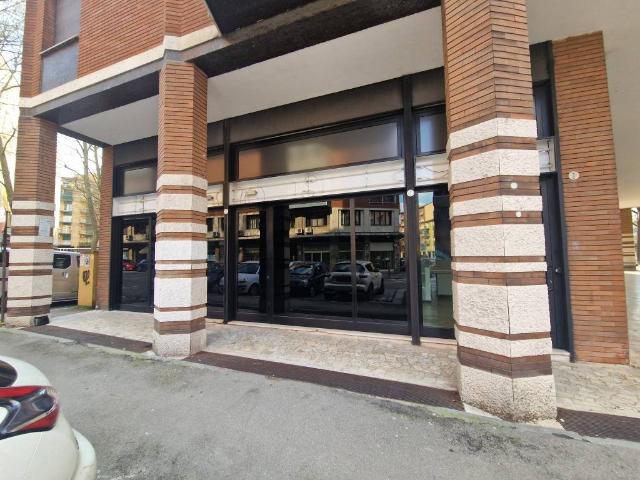Locale Commerciale in affitto a Porto-Saragozza, Bologna