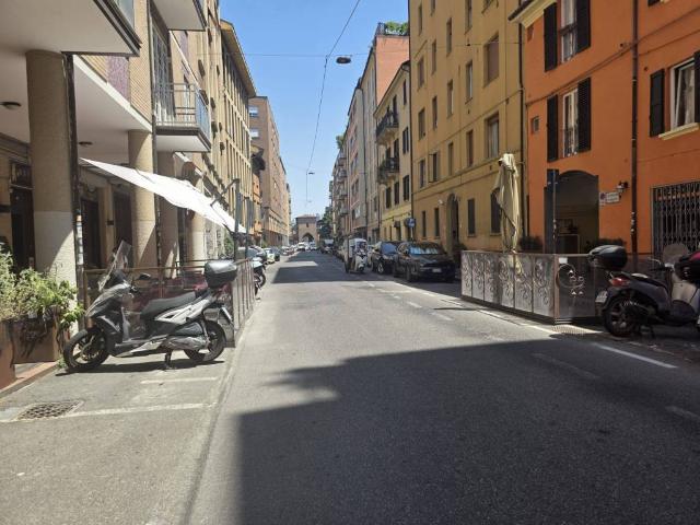 Locale Commerciale in affitto a Santo Stefano, Bologna