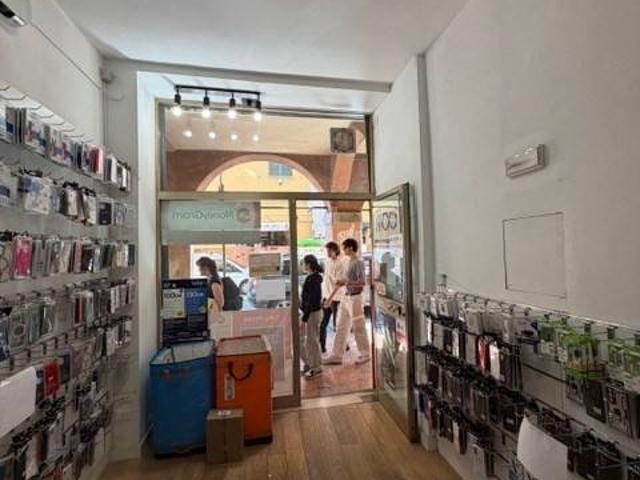 Locale Commerciale in affitto a Porto-Saragozza, Bologna