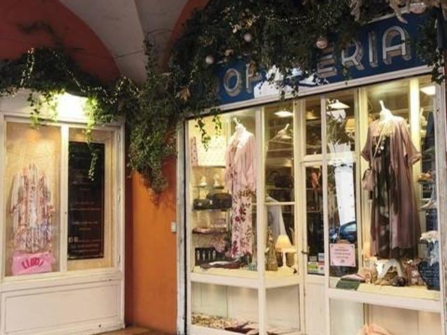 Locale Commerciale in affitto a Santo Stefano, Bologna