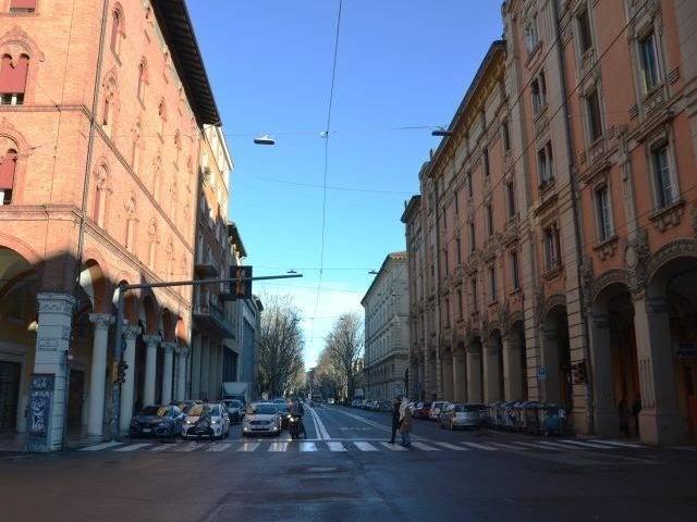 Locale Commerciale in affitto a Santo Stefano, Bologna