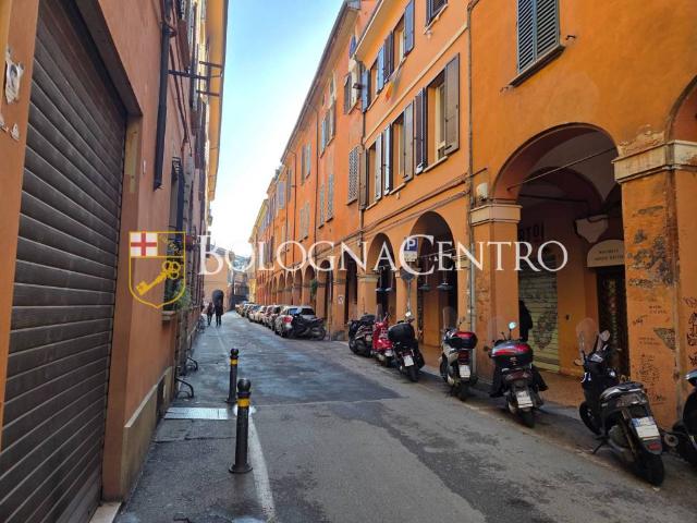Locale Commerciale in affitto a Santo Stefano, Bologna