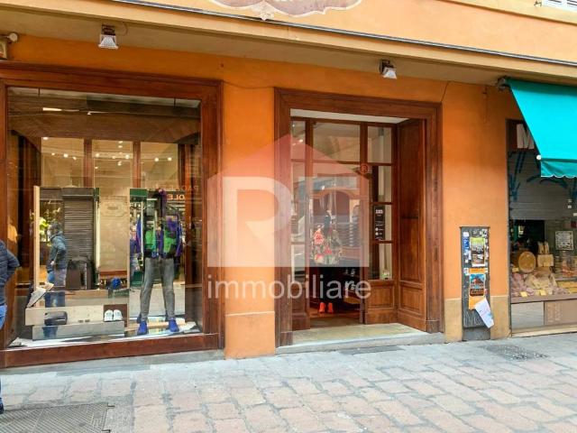 Locale Commerciale in affitto a Santo Stefano, Bologna