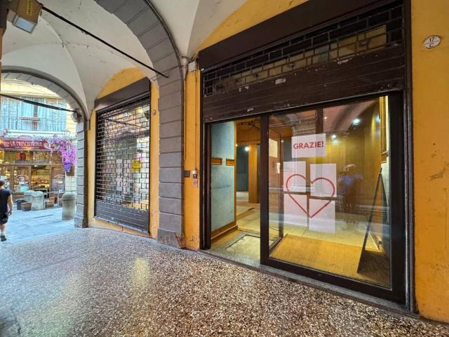 Locale Commerciale in affitto a Santo Stefano, Bologna