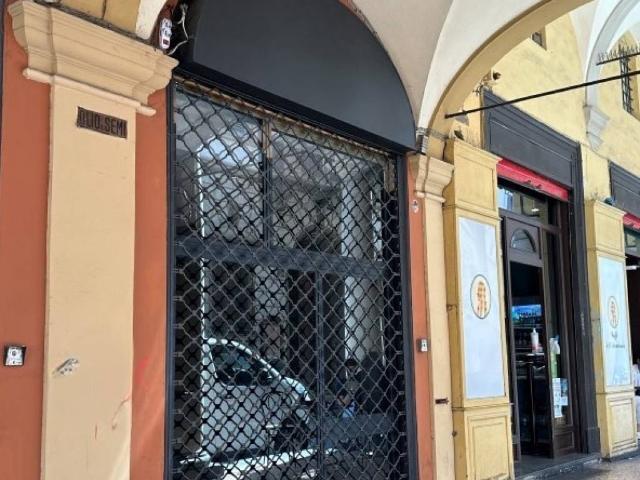Locale Commerciale in affitto a Santo Stefano, Bologna