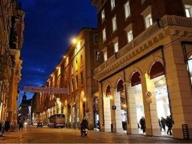 Locale Commerciale in affitto a Porto-Saragozza, Bologna