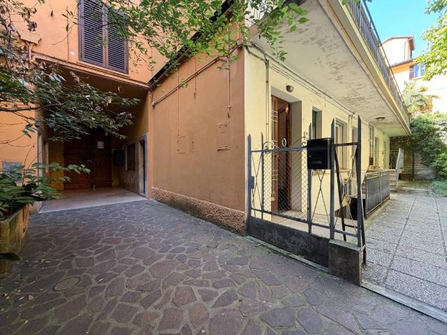 Locale Commerciale in affitto a Santo Stefano, Bologna