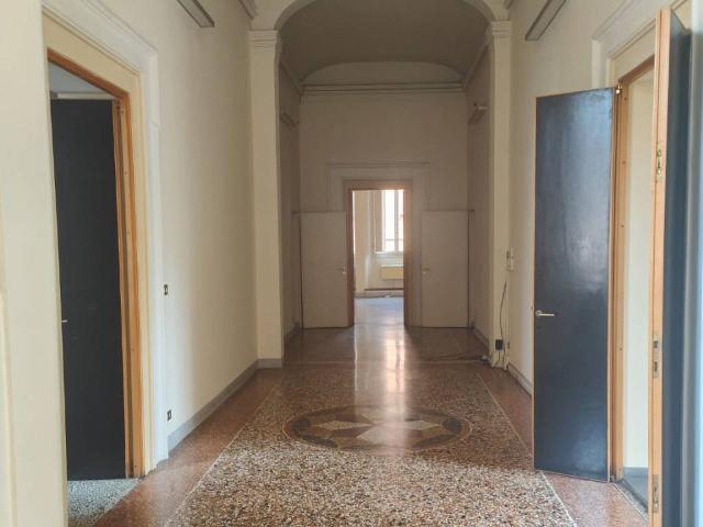 Locale Commerciale in affitto a Santo Stefano, Bologna