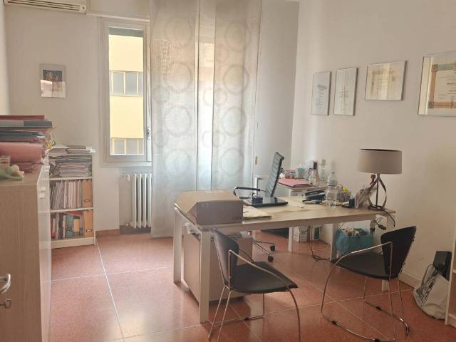 Locale Commerciale in affitto a Porto-Saragozza, Bologna