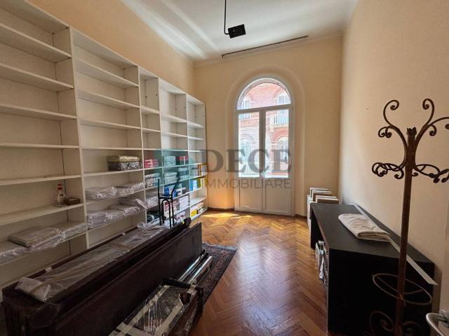 Locale Commerciale in affitto a Santo Stefano, Bologna