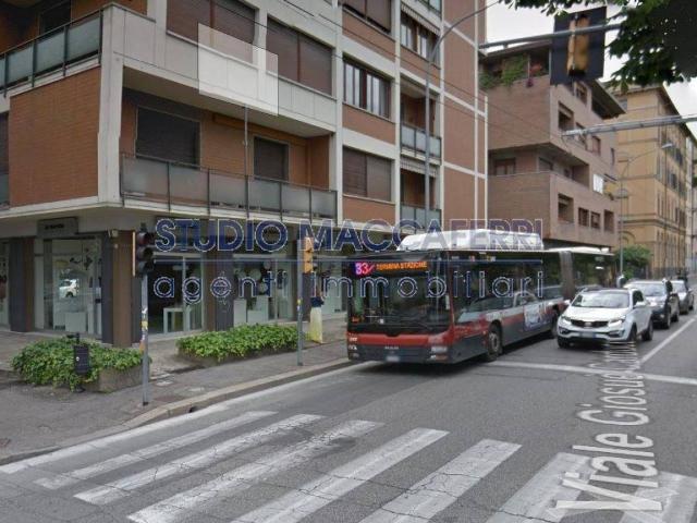 Locale Commerciale in affitto a Santo Stefano, Bologna