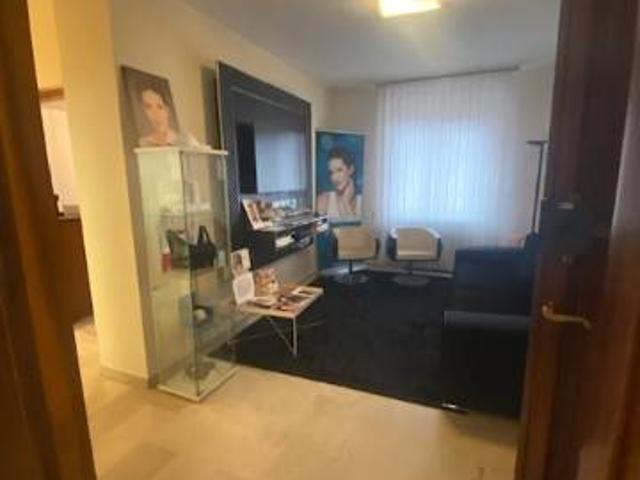 Locale Commerciale in affitto a Santo Stefano, Bologna