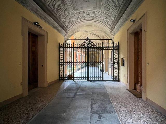 Locale Commerciale in affitto a Santo Stefano, Bologna