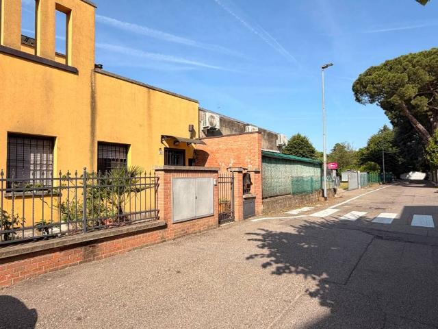 Locale Commerciale in affitto a San Donato-San Vitale, Bologna